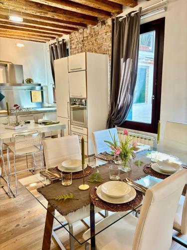 a kitchen and dining room with a table and chairs at Ca' Emma in Venice