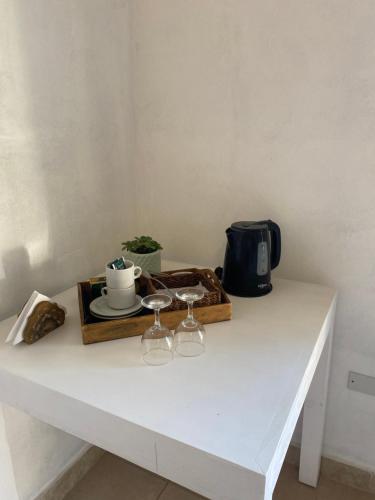 a table with a tray with two glasses and a toaster at Entre Verdes in Valeria del Mar