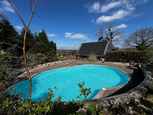 une piscine au milieu d'une cour dans l'établissement Gîtes du Gohic - L'Ecurie, à Quistinic