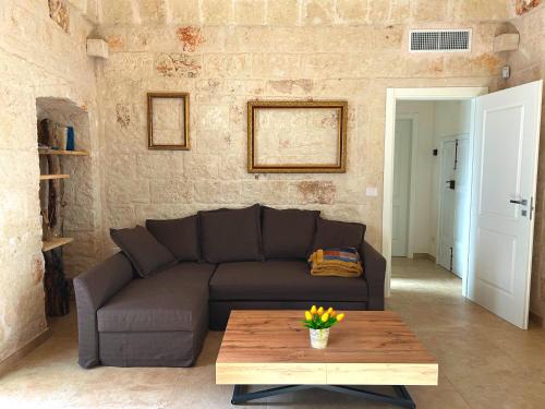 een woonkamer met een bank en een salontafel bij Lamia Al Mar in Torre Canne