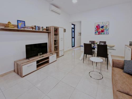 TV a/nebo společenská místnost v ubytování Cozy escape in vibrant Gżira