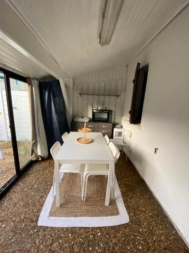 une table et des chaises blanches dans une tente dans l'établissement Villa Patio Port Capbreton, à Capbreton