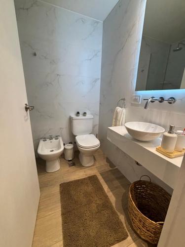 Bilik mandi di Hermoso estudio en Saavedra