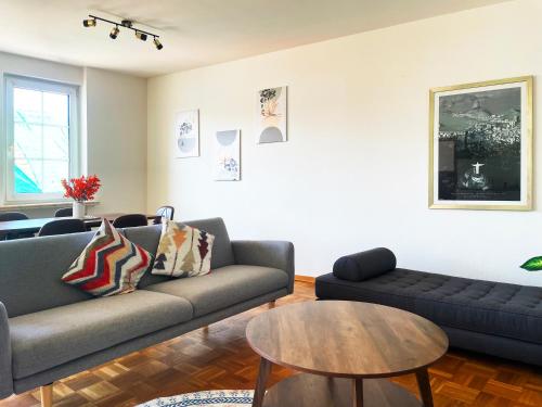 a living room with a couch and a table at Charmante Ferienwohnung im Herzen der Koblenzer Altstadt in Koblenz