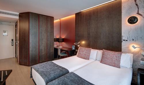 Ένα ή περισσότερα κρεβάτια σε δωμάτιο στο Sercotel Hotel Rosellon