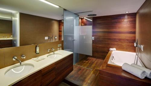 Ένα μπάνιο στο Sercotel Hotel Rosellon