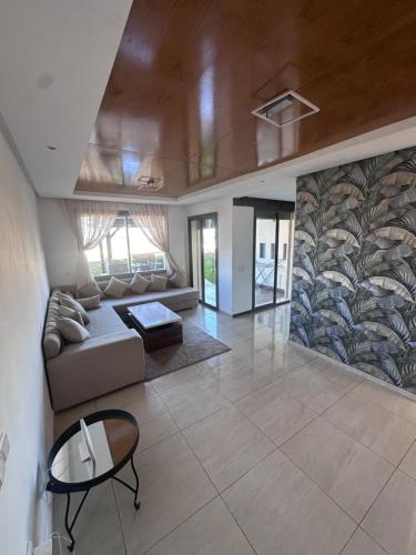 sala de estar amplia con sofá y mesa en Appartement vue sur Mer Sidi Bouzid, en Moulay Abdallah