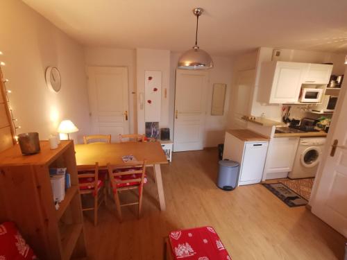 une cuisine et une salle à manger avec une table et des chaises dans l'établissement T3 Cosy de plein pied Terrasse Jardin Luchon Pyrénées, à Luchon