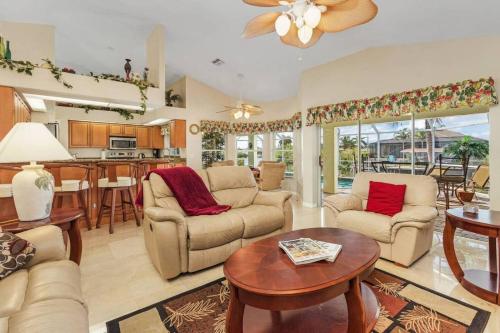 un salon avec des canapés et une table dans l'établissement Stunning Villa Coret, à Ramatuelle