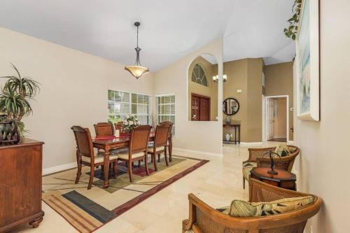 une salle à manger avec une table et des chaises dans l'établissement Stunning Villa Coret, à Ramatuelle