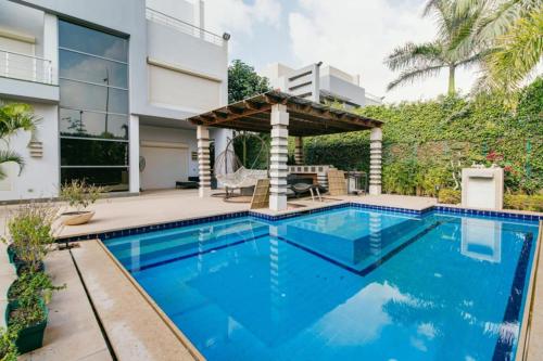 فيلا استاند اللون ذهبي