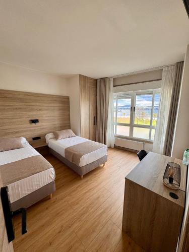 Postel nebo postele na pokoji v ubytování Miramar Suites