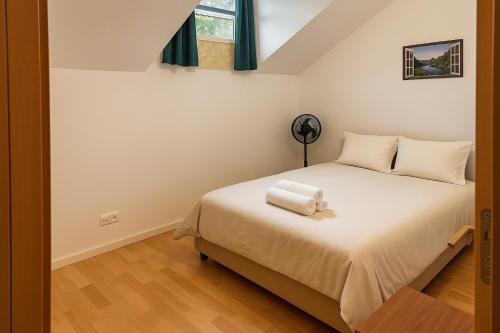 Un dormitorio con una cama con una toalla encima. en Apartamento Centro das Furnas, en Furnas