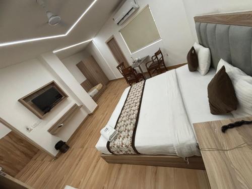 ニューデリーにあるHotel The Metropolitan Plaza Near IGI Airport Delhiの大きなベッドと暖炉のある寝室