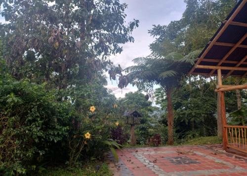 a garden with a pathway and a gazebo at Cabaña El Otoño in Pijao
