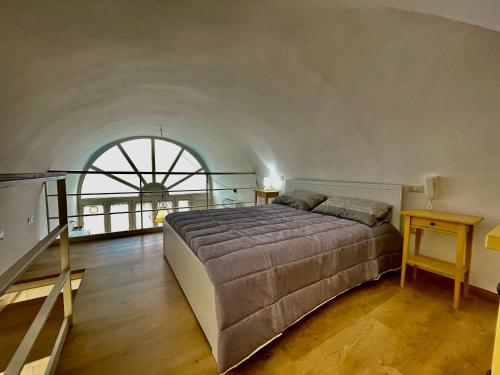 um quarto com uma cama e uma janela grande em Calefati Guest House- Apulia Guest House em Bari