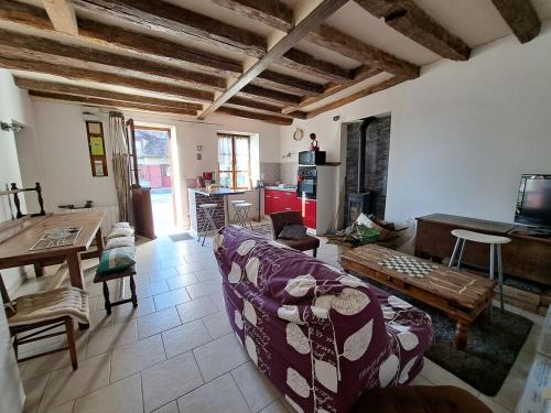 un salon avec un canapé et une table dans l'établissement Le Moulin du Breil - Maison 10 pers - 24H du Mans, à Écommoy