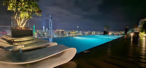 Bazén v ubytování Highrise Haven - Riveria City KL Sentral nebo v jeho okolí