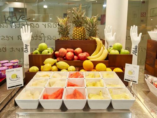 eine Auslage mit Obst und Gemüse auf einer Theke in der Unterkunft Sercotel Tribuna Málaga in Málaga