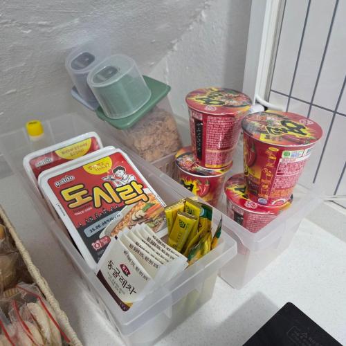 ein Kühlschrank voller Lebensmittel und anderer Nahrungsmittel in der Unterkunft Ribini house in Seoul