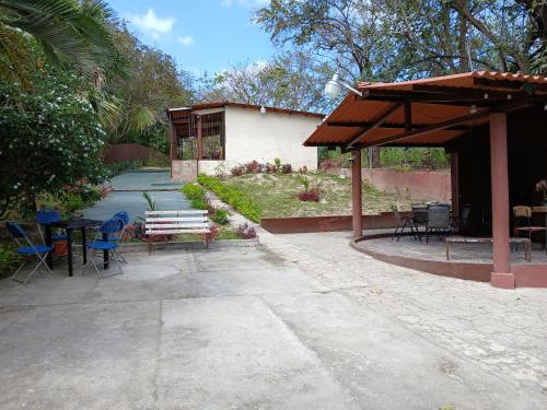 un patio con panchina, tavolo e sedie di Finca Familiar Rio y SOL a San Carlos
