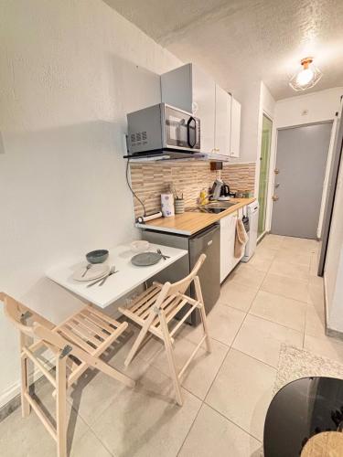 une cuisine avec une table et des chaises dans une pièce dans l'établissement Appartement Port Cap d'Agde, au Cap d'Agde