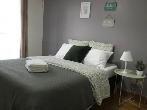 une chambre avec un lit, une chaise et une lampe dans l'établissement 