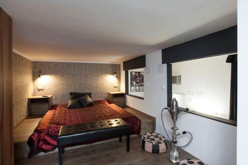 Un dormitorio con una cama con una colcha roja. en Silver Apartment, en Budapest