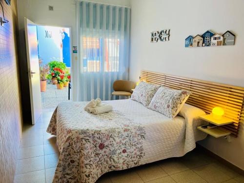 sypialnia z łóżkiem i krzesłem w obiekcie Hostal El Faro w mieście Chipiona
