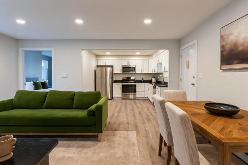 ニューヘイブンにあるWestville Stay 2BR Near Yaleの緑のソファとテーブルのあるリビングルーム