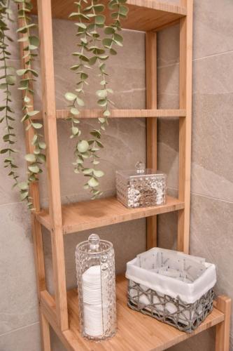 a wooden shelf with two baskets and a sink at Villa Antonella app Lavinia in Tavernerio