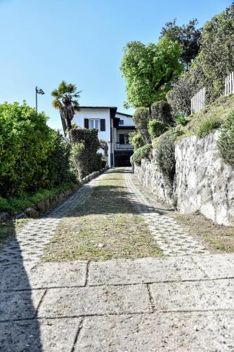 a stone road with a house in the background at Villa Antonella app Lavinia in Tavernerio