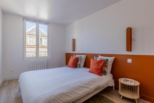 un lit dans une chambre avec une grande fenêtre dans l'établissement Huiliers Cosy spot - Metz hyper centre, à Metz