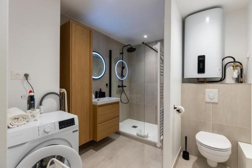 une salle de bain avec toilettes, un lavabo et une douche dans l'établissement Huiliers Cosy spot - Metz hyper centre, à Metz