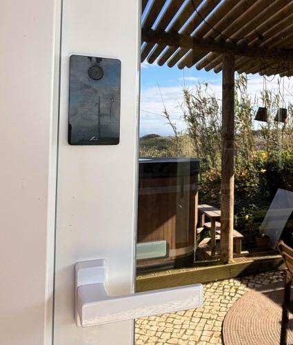 Μπαλκόνι ή βεράντα στο Chicken Raiser Cabin Unique Ocean View with Hot Tub