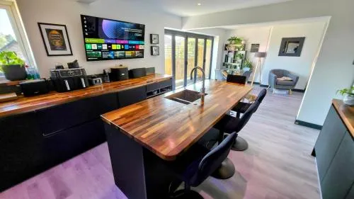 Stylish, Modern Cardiff Home, Perfect for Groups and Families photo 1