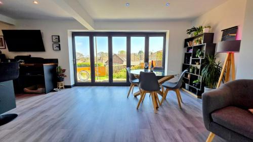 Stylish, Modern Cardiff Home, Perfect for Groups and Families photo 7
