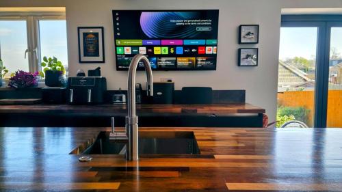 Stylish, Modern Cardiff Home, Perfect for Groups and Families photo 13