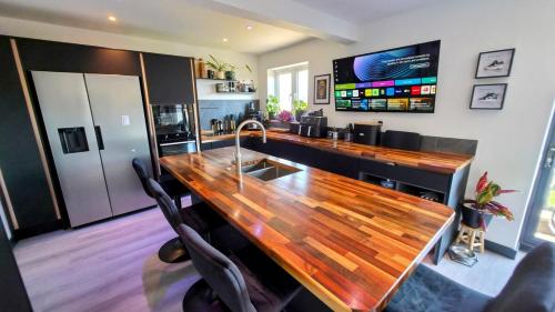 Stylish, Modern Cardiff Home, Perfect for Groups and Families photo 12