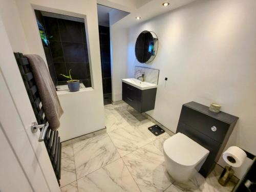 Stylish, Modern Cardiff Home, Perfect for Groups and Families photo 4