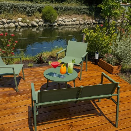 - une terrasse avec 2 chaises et une table avec des boissons dans l'établissement Mobil home tout confort Camping Les VIVIERS CAP FERRET, à Lège-Cap-Ferret