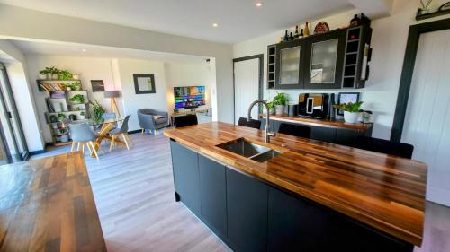 Stylish, Modern Cardiff Home, Perfect for Groups and Families photo 6