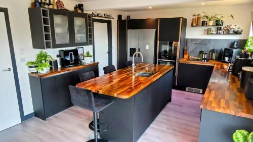 Stylish, Modern Cardiff Home, Perfect for Groups and Families photo 10