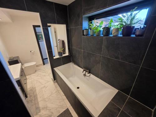 Stylish, Modern Cardiff Home, Perfect for Groups and Families photo 36