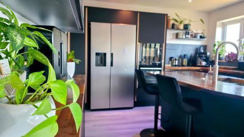 Stylish, Modern Cardiff Home, Perfect for Groups and Families photo 15
