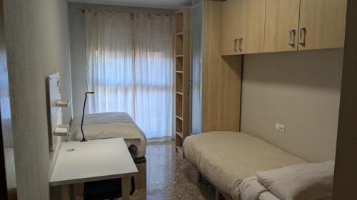 Ein Bett oder Betten in einem Zimmer der Unterkunft Tu refugio de confort en Castellón - parking gratis - factura para empresas