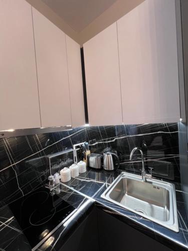 Kuchyň nebo kuchyňský kout v ubytování Modern Studio Apartment in a Villa - Tiranë