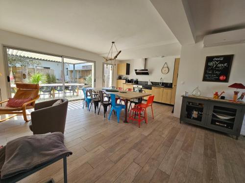 une cuisine et un salon avec une table et des chaises dans l'établissement Villa OCEAN, à Lacanau-Océan