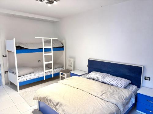 Postel nebo postele na pokoji v ubytování Golden apartment 1