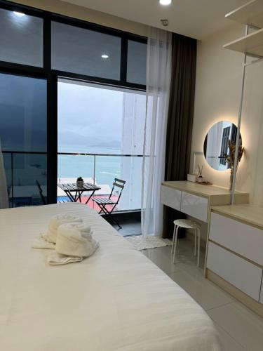 Postel nebo postele na pokoji v ubytování ZHI The Shore Suites Kota Kinabalu